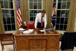 Barack_Obama_behind_Resolute_Desk