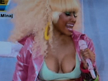 nicki_minaj_boob_8.5.11