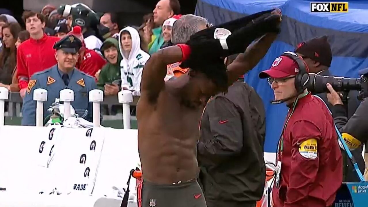 Antonio Brown Melts Down, Strips and Quits on Buccaneers