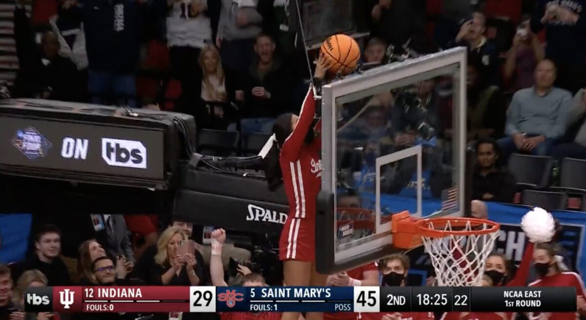 Indiana Cheerleader Frees Stuck Ball in St. Mary's Game(01)