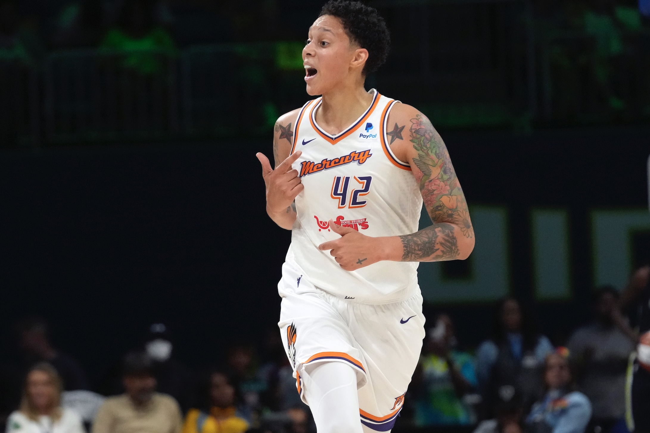 Alex Stein Trolls Brittney Griner at Airport - Vimarsana News