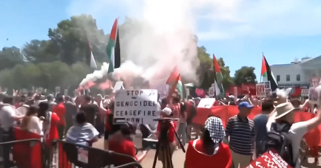 WATCH: Smoke Flares, 2 -Mile Banner Circle White House In Protest Of Biden and Israel - Vimarsana News