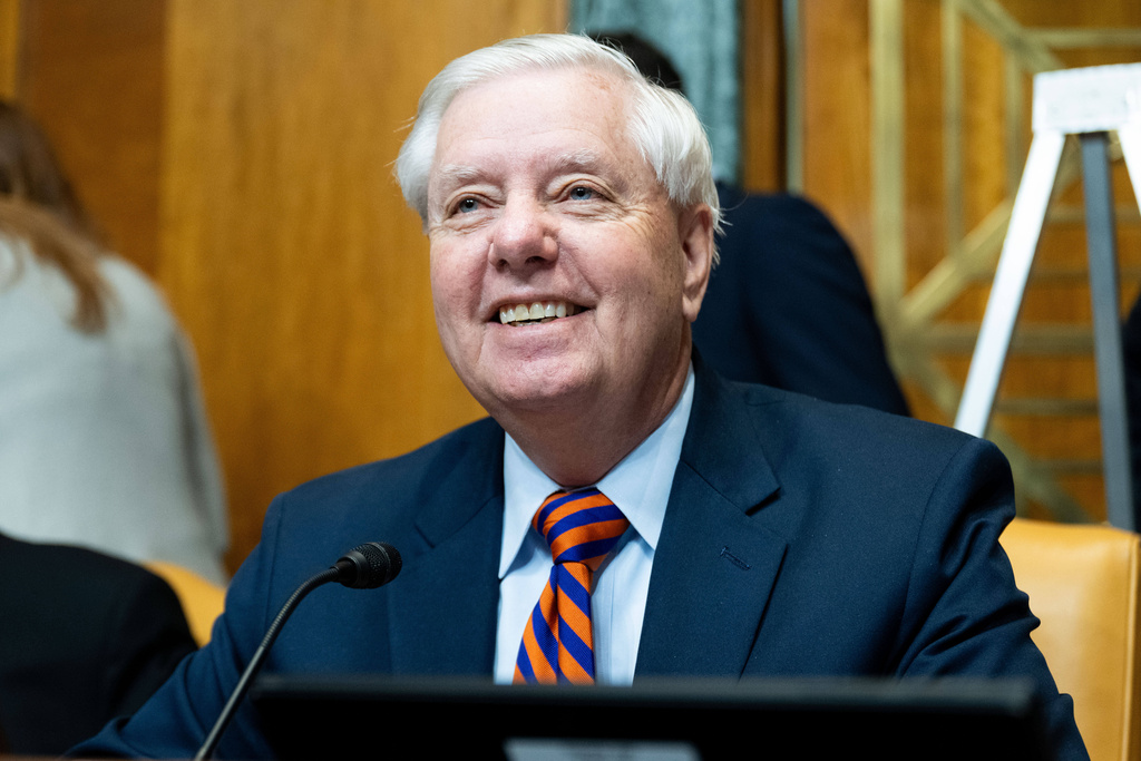 Lindsey Graham Says He's Proposing Bill to Spend $400 Million on Trump's Ballroom
