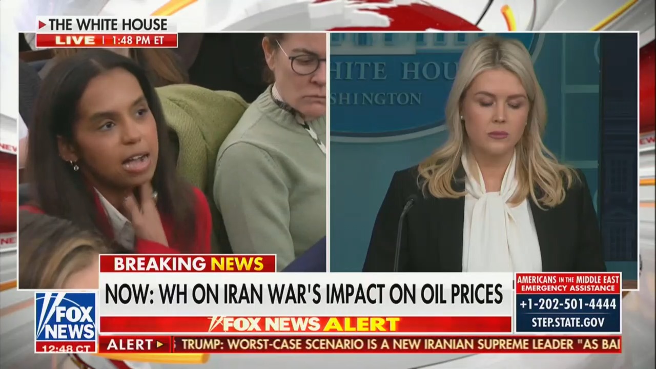Karoline Leavitt wird während einer angespannten Pressekonferenz im Weißen ...