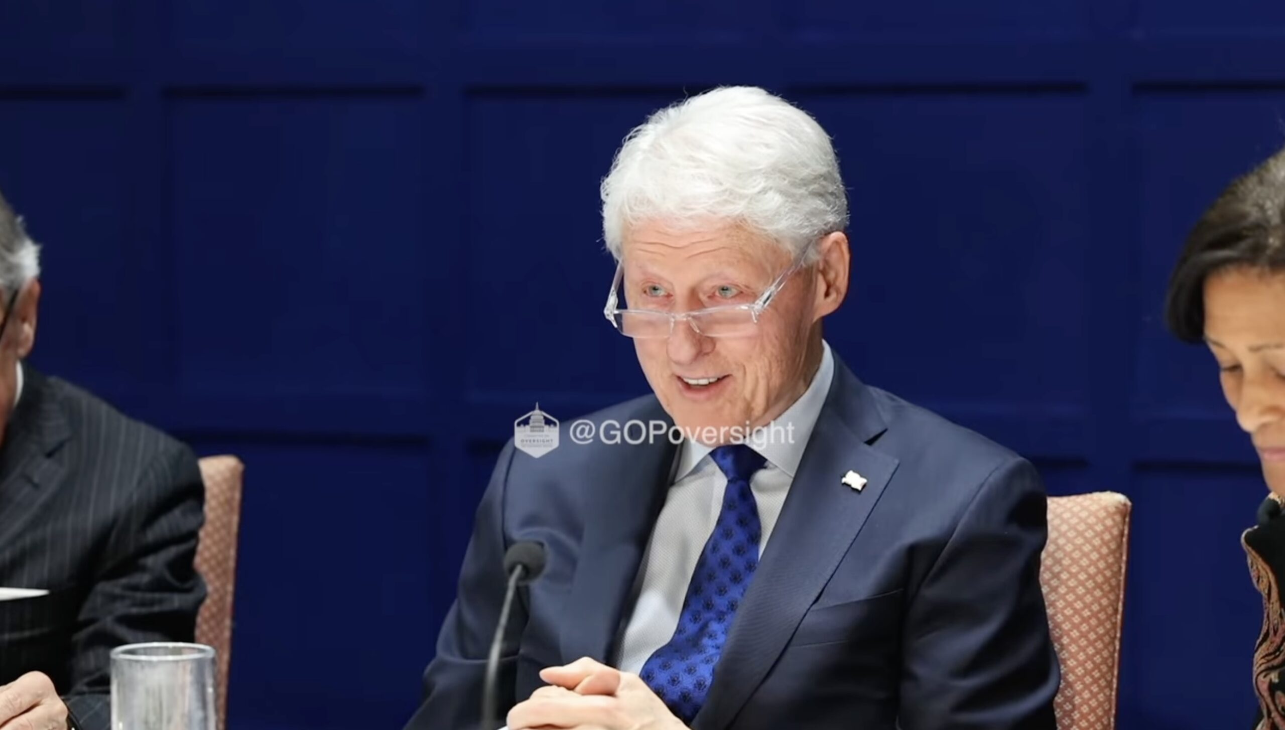 Bill Clinton sagt aus, er habe keine sexuelle Beziehung zu der Frau auf ...