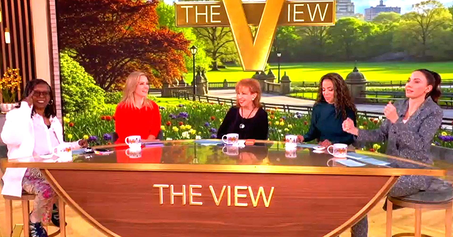 Whitney Cummings Mercilessly Roasts Trump — In Between Getting Stepped on ...