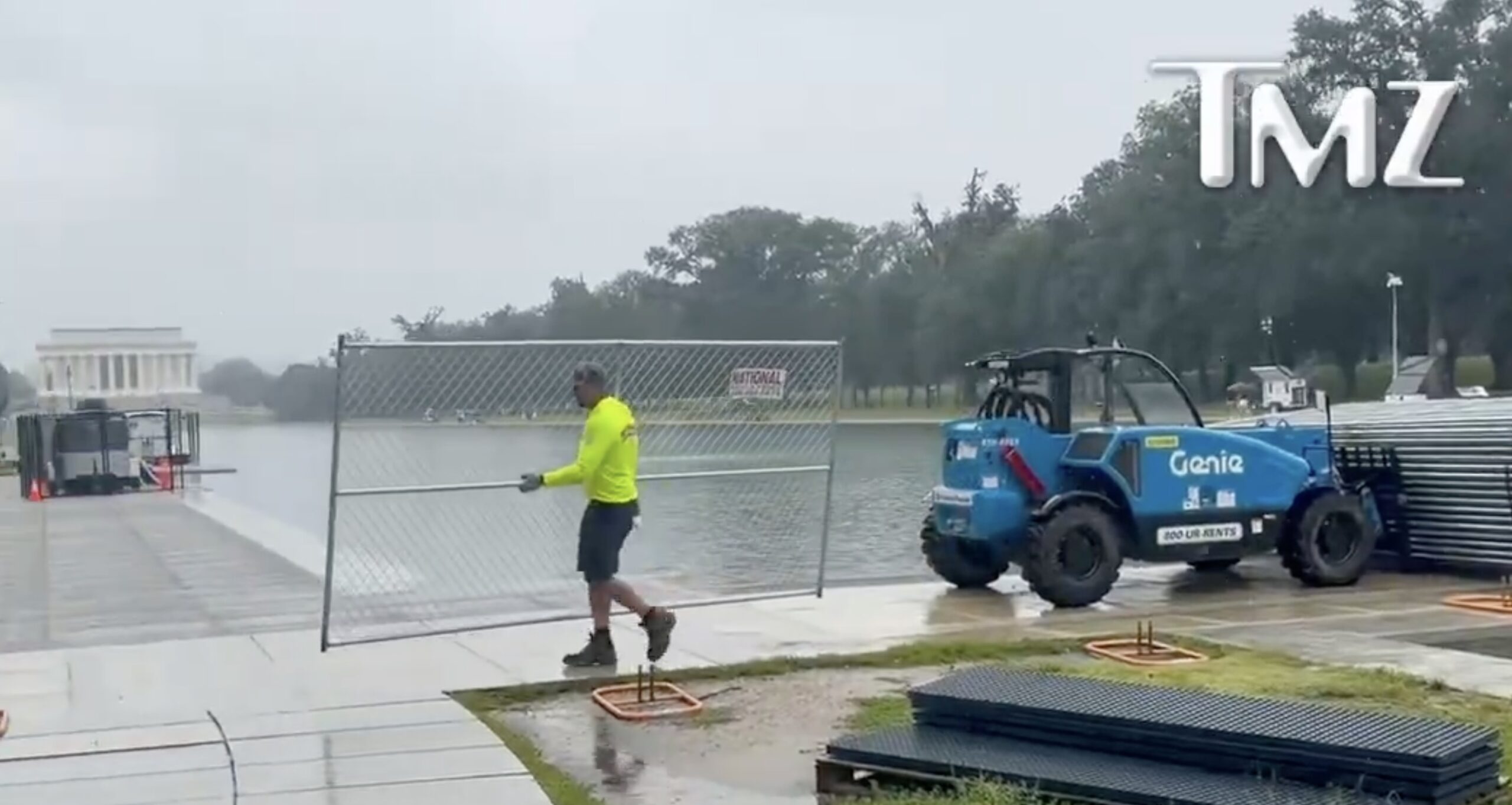 Trump Admin Installs Chain-Link Fencing, Surveillance Cameras at Reflecting Pool